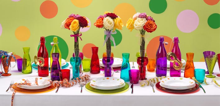 Des verres colorés aux pots revisités : la table à l’heure du carnaval