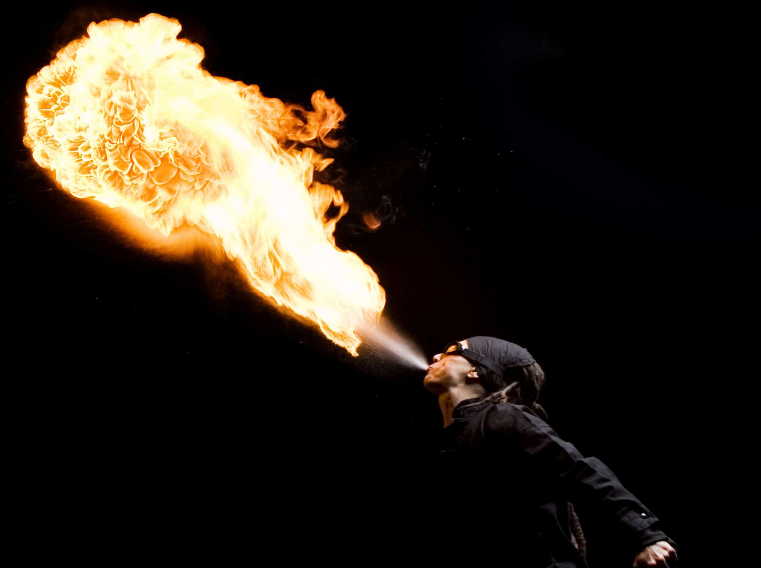 Regarder La Flamme En Ligne La jonglerie du feu : la formation et les risques du métier - Startup Café