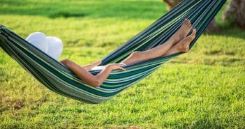 Un petit air de vacances avec un hamac dans son jardin