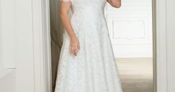 Femme mature portant sa robe de mariée