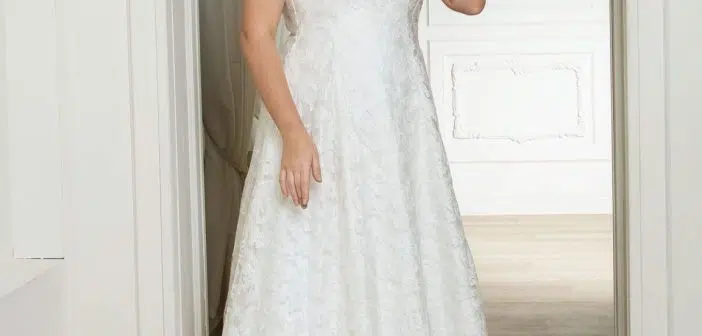 Femme mature portant sa robe de mariée