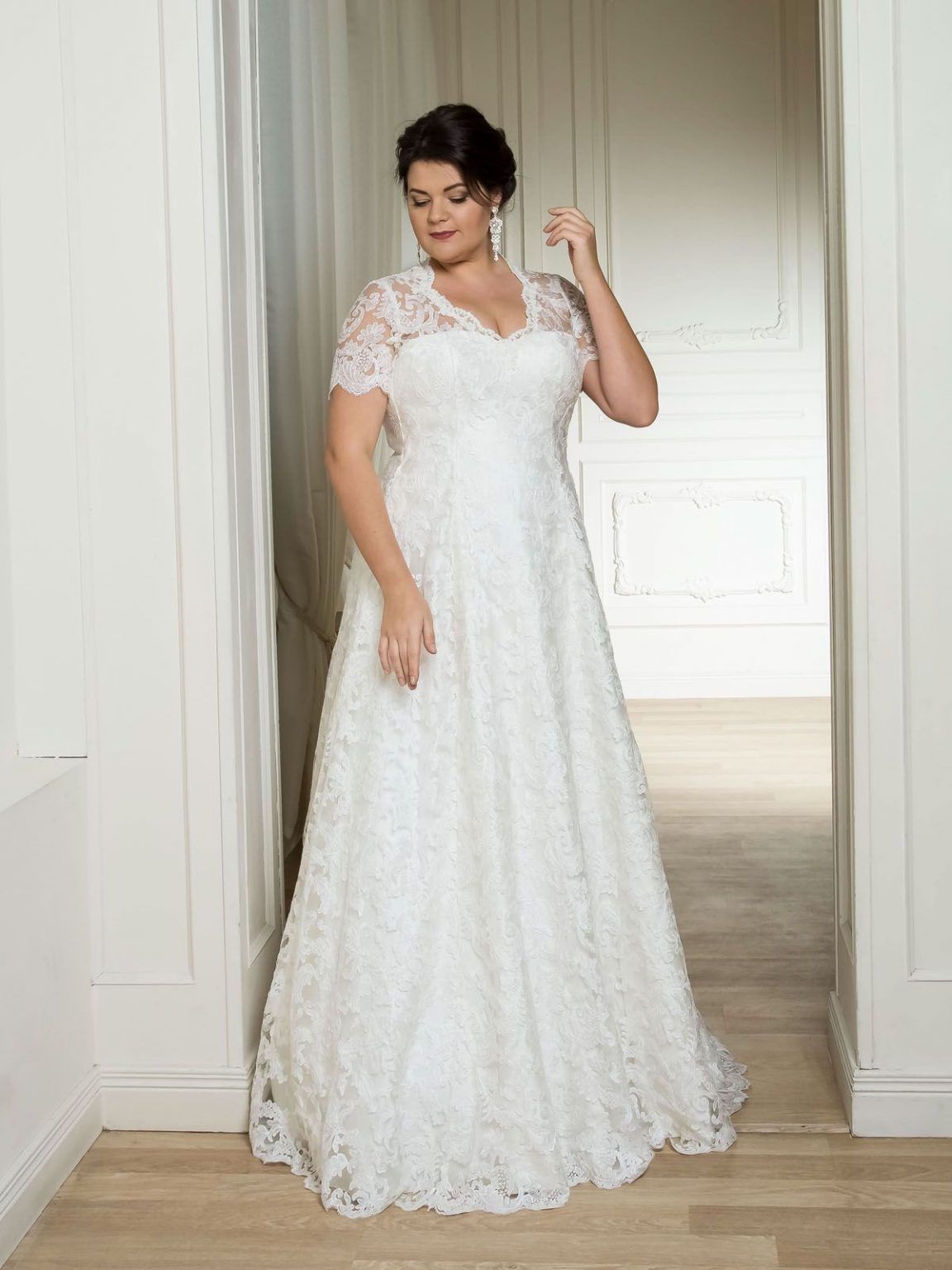 Femme mature portant sa robe de mariée