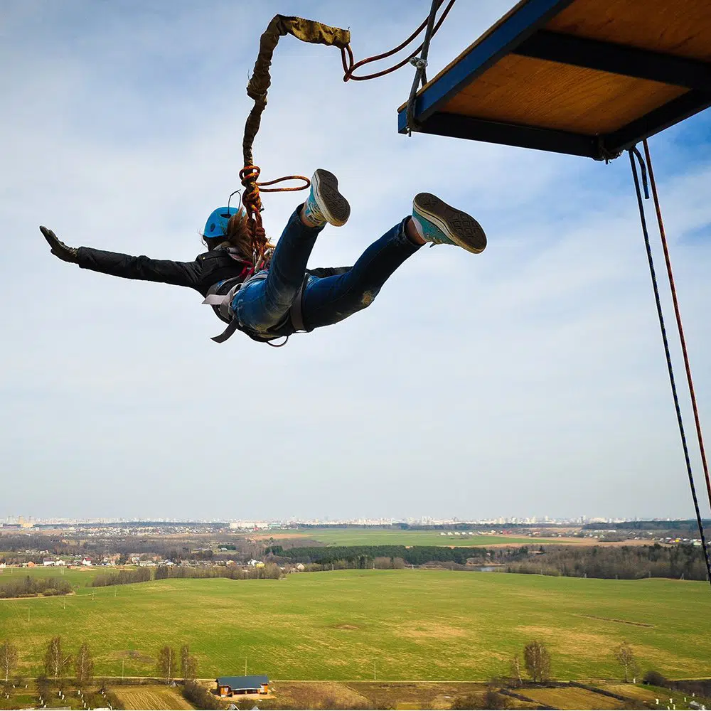 Prendre l'envol d'un saut à l'élastique