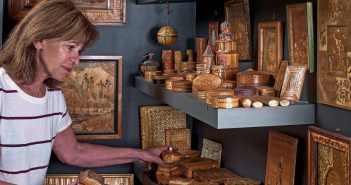 Zoom sur Lison de Caunes, la référence en marqueterie de paille