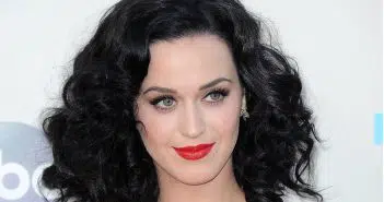 Katy Perry tout sur sa biographie