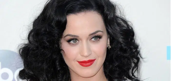 Katy Perry tout sur sa biographie