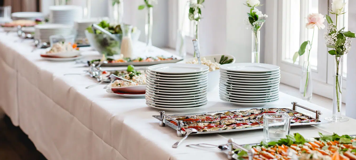 un plateau repas de traiteur pour ses évènements d'entreprise.