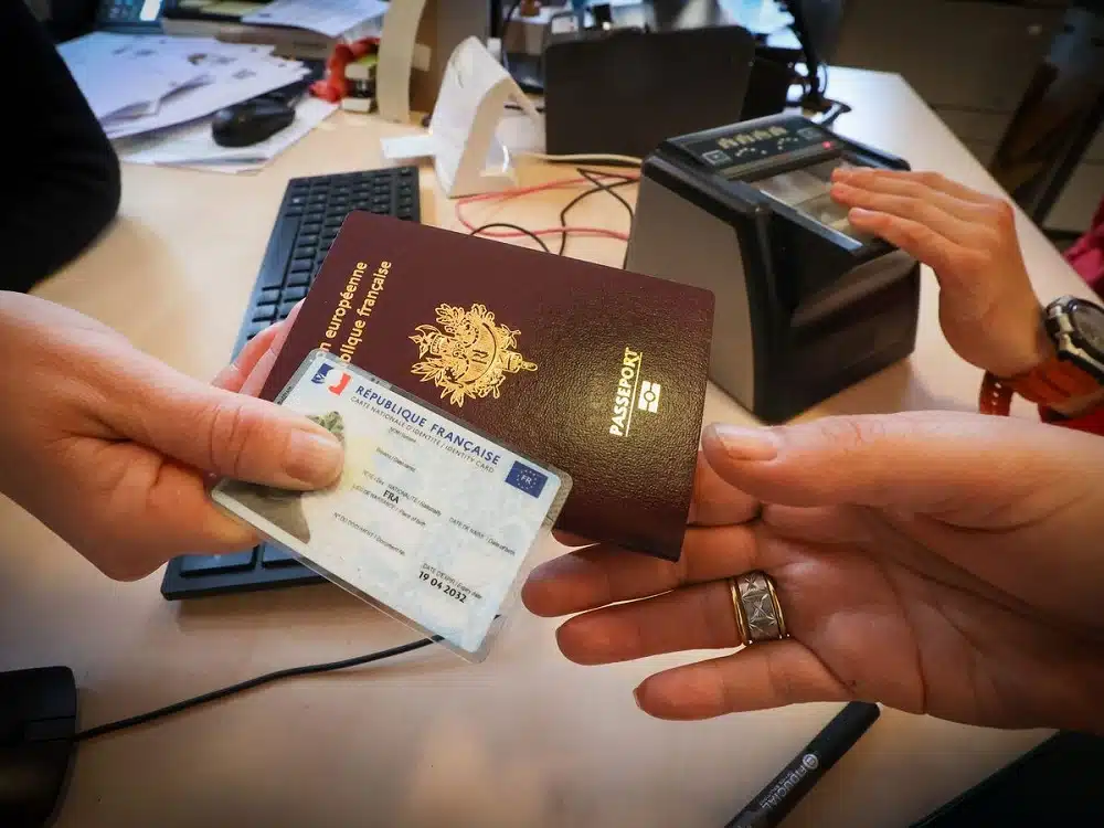 Voyager sans carte d'identité ni passeport est-ce possible 