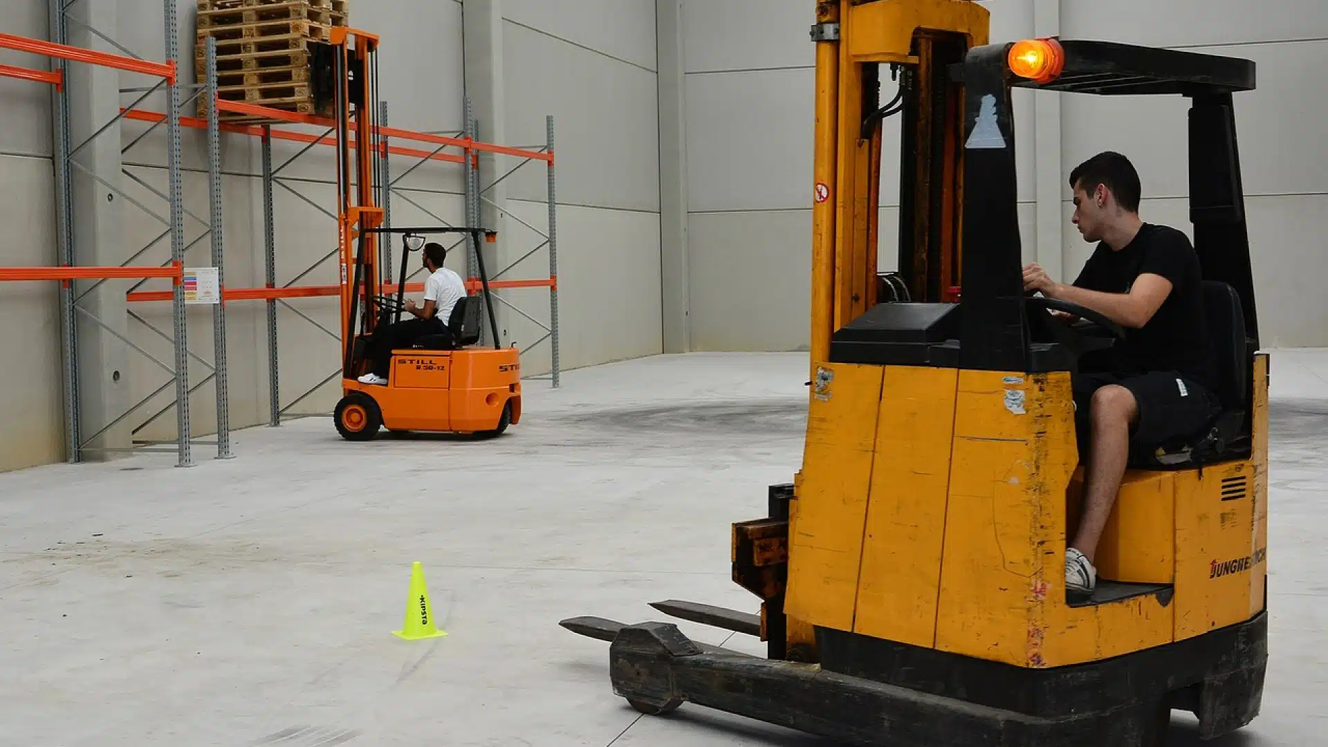 Matériel de manutention : la location est-elle vraiment la meilleure solution ?