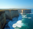 Falaises spectaculaires de Cape St Vincent sous un ciel bleu