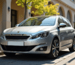 Peugeot 308 argentée en ville en plein jour