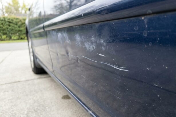 Gros plan sur des rayures et bosses sur la carrosserie d'une voiture bleue avant revente