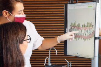 Une dentiste et sa patiente